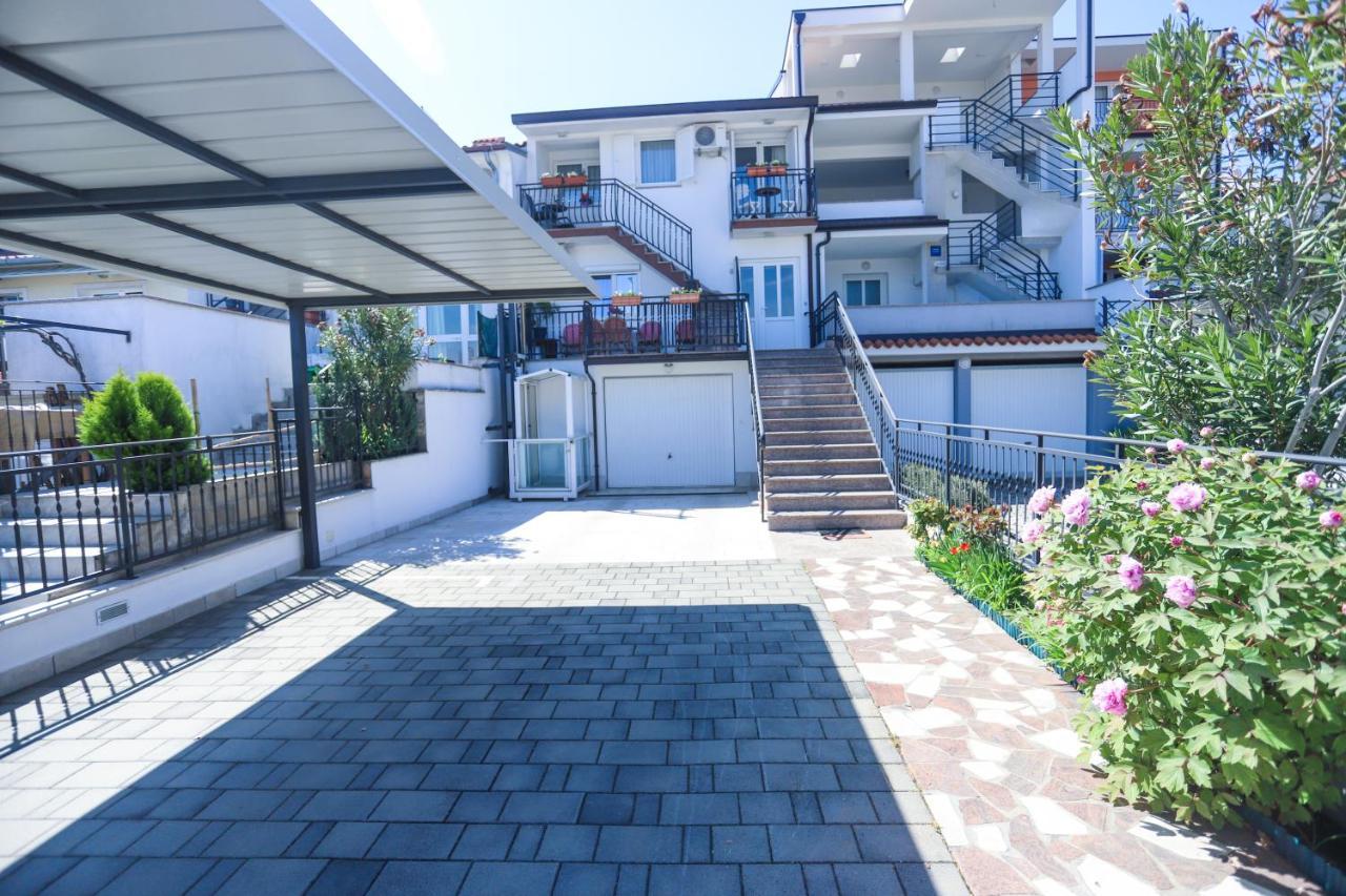 Apartment Ivica โปเรช ภายนอก รูปภาพ